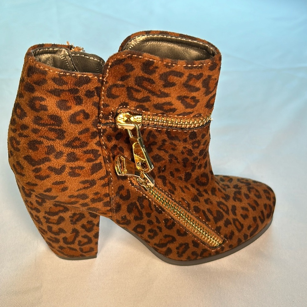 Lightly worn Michael Abbott size 8 suede animal print with zipper adornments